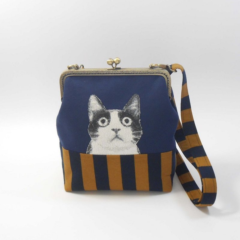 刺绣 20cmㄇ型口金斜背包12-黑白猫 - 侧背包/斜挎包 - 棉．麻 蓝色