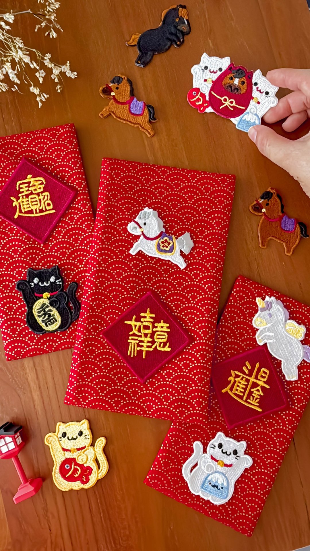 加购定制【红包袋 主题烫贴】吉祥语组字斗方春联 招财进宝 - 贴纸 - 绣线 红色