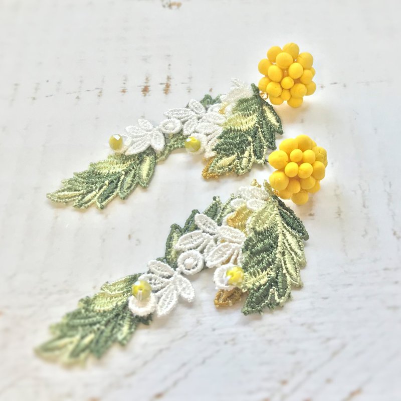 Mimosa earrings (green leaves) - 耳环/耳夹 - 粘土 黄色