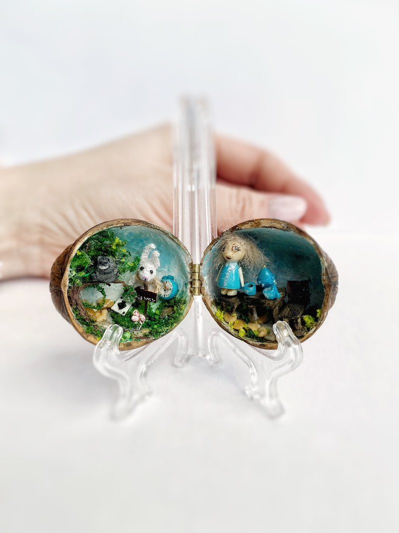 Walnut shell diorama Alice in Wonderland with white rabbit.Tiny fairy house. - 其他 - 贝壳 