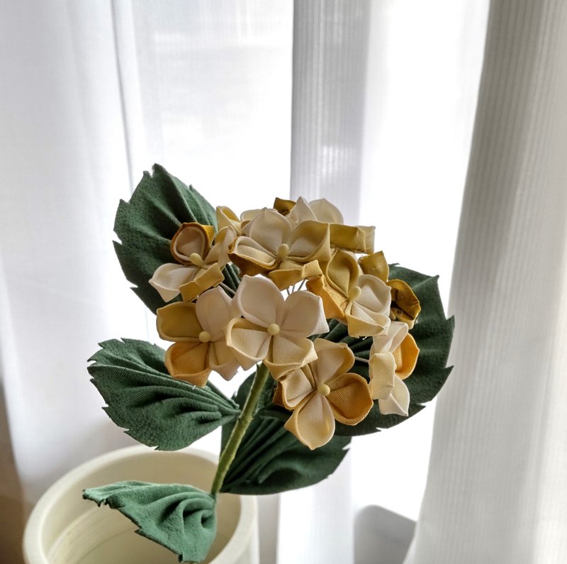 [New color] Tsumami-zaiku Hydrangea made with old cloth, Kiichirin series - 摆饰 - 丝．绢 黄色