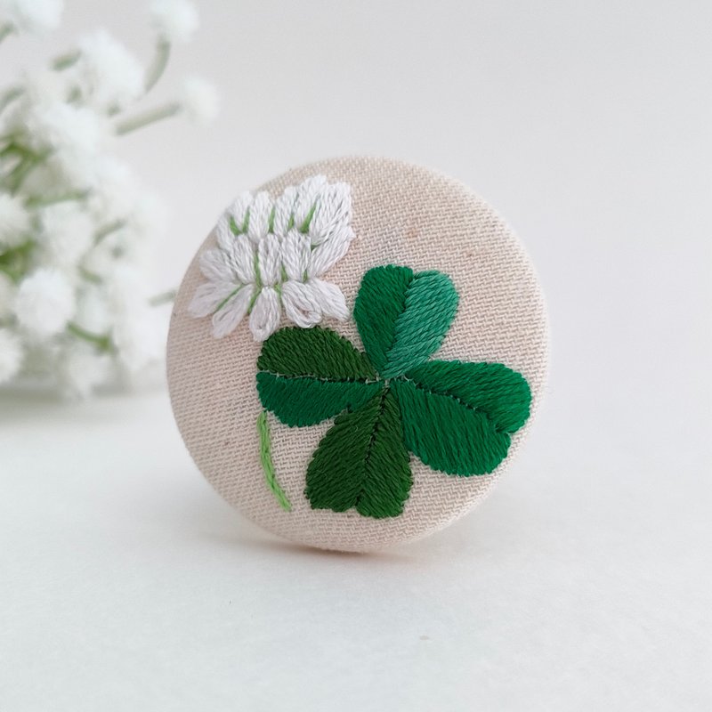 白花三叶草与四叶幸运草刺绣胸针 - 胸针 - 棉．麻 绿色