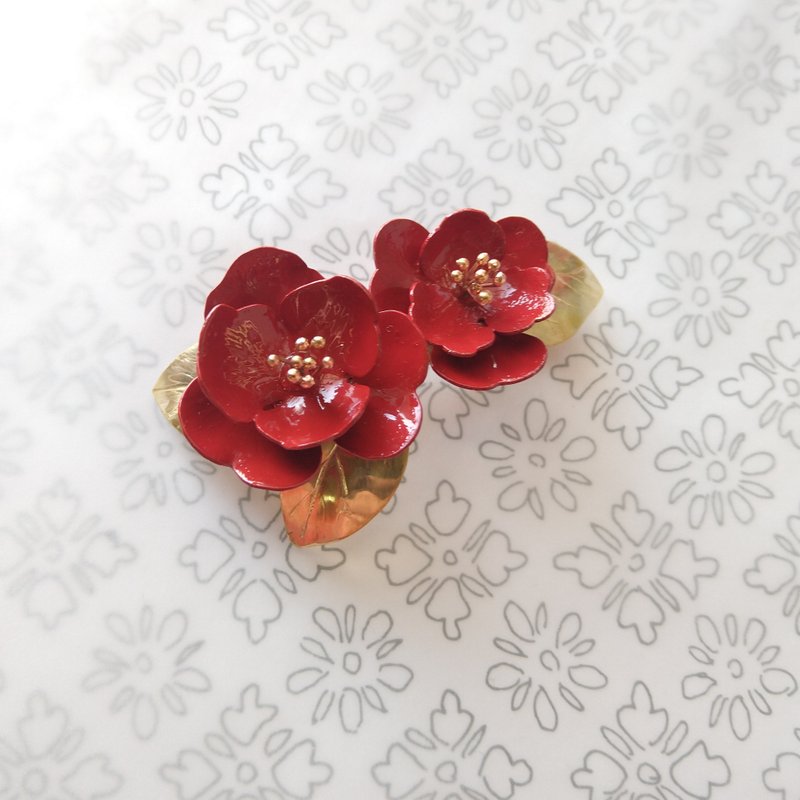 赤い椿の花真鍮バレッタ - 耳环/耳夹 - 其他金属 红色