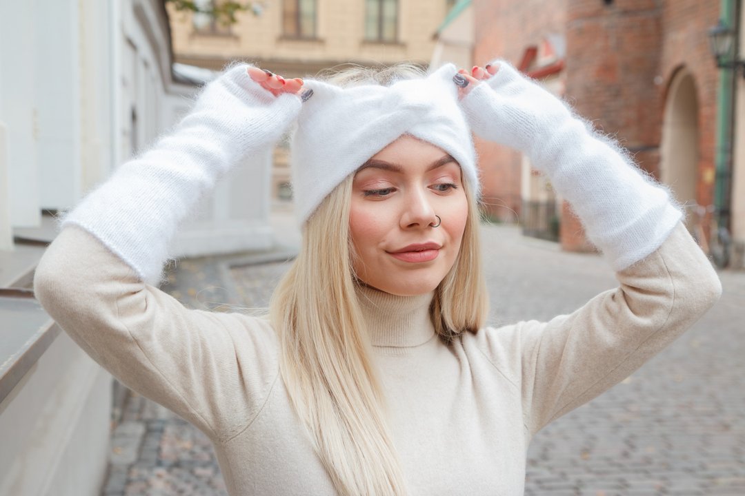 Angora headband with cat ears Fluffy white knitted ear warmer - 发带/发箍 - 羊毛 白色