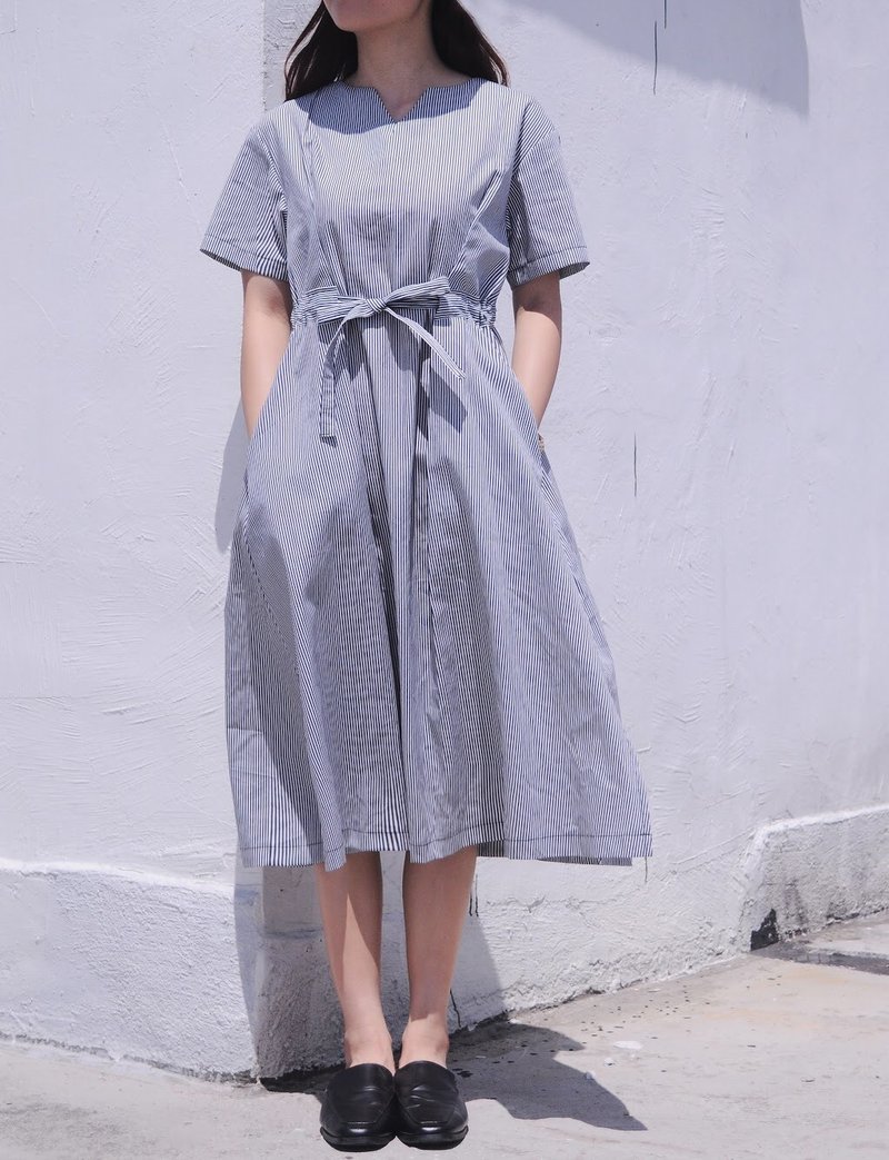 蓝白直间短袖束腰绑带连身裙 - 洋装/连衣裙 - 棉．麻 蓝色