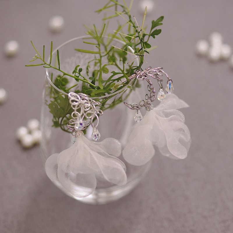 Nefertiti 古埃及女王冰雪皇冠清澈薄纱花耳环 - 耳环/耳夹 - 其他材质 白色