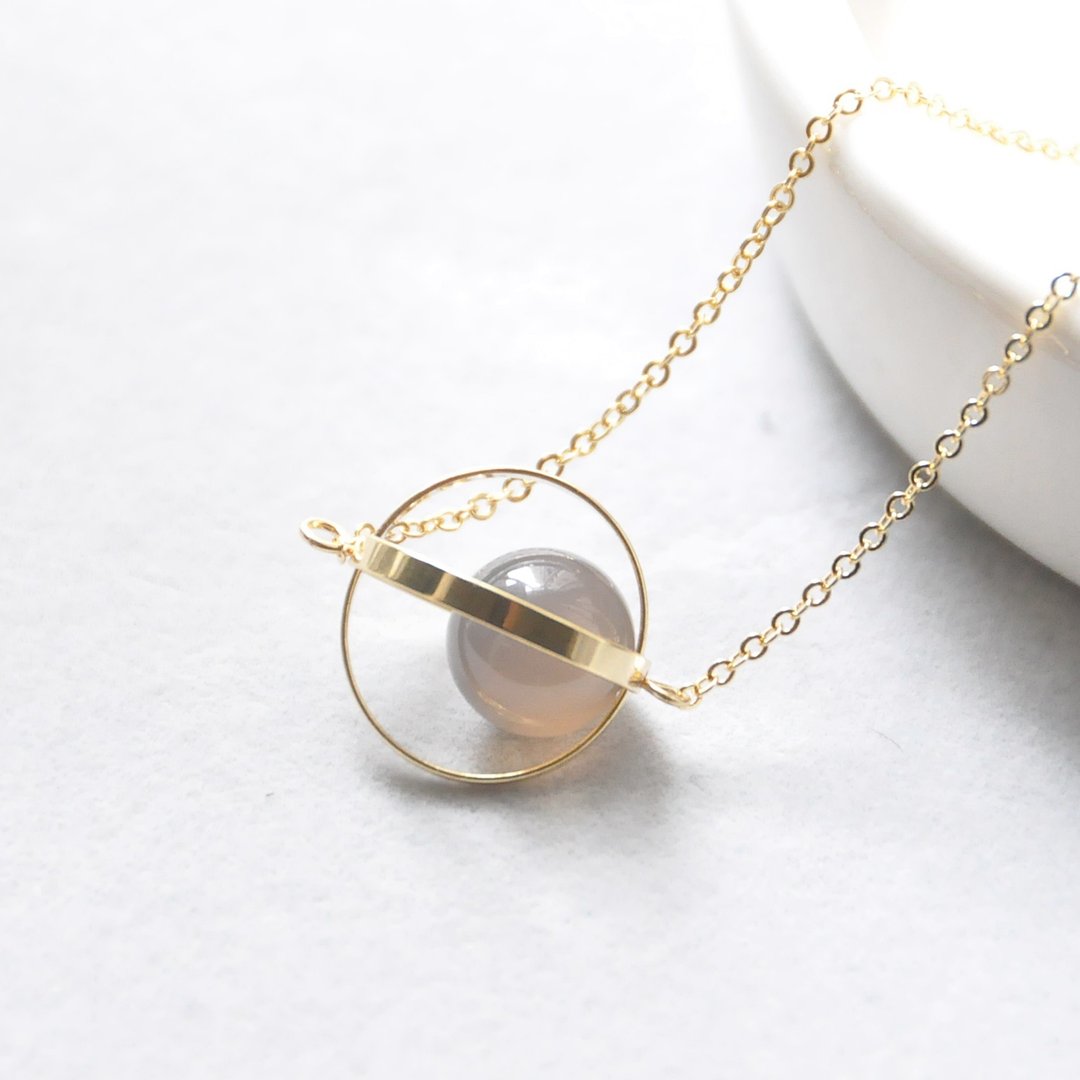 疗愈星球。宇宙。金环。灰玛瑙。项链 Healing Planet。Galaxy。Golden Ring。Agate Grey。Necklace。生日礼物。闺蜜礼物。姐妹礼物 - 颈链 - 宝石 灰色