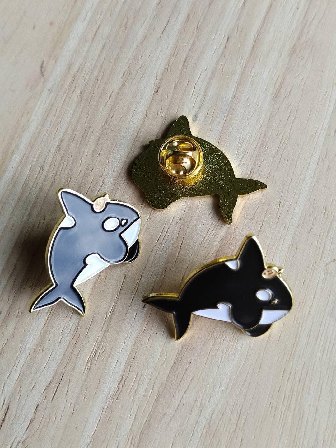 Orca Killer Whale with Salmon Hat Steel Pin - 胸针 - 其他金属 多色