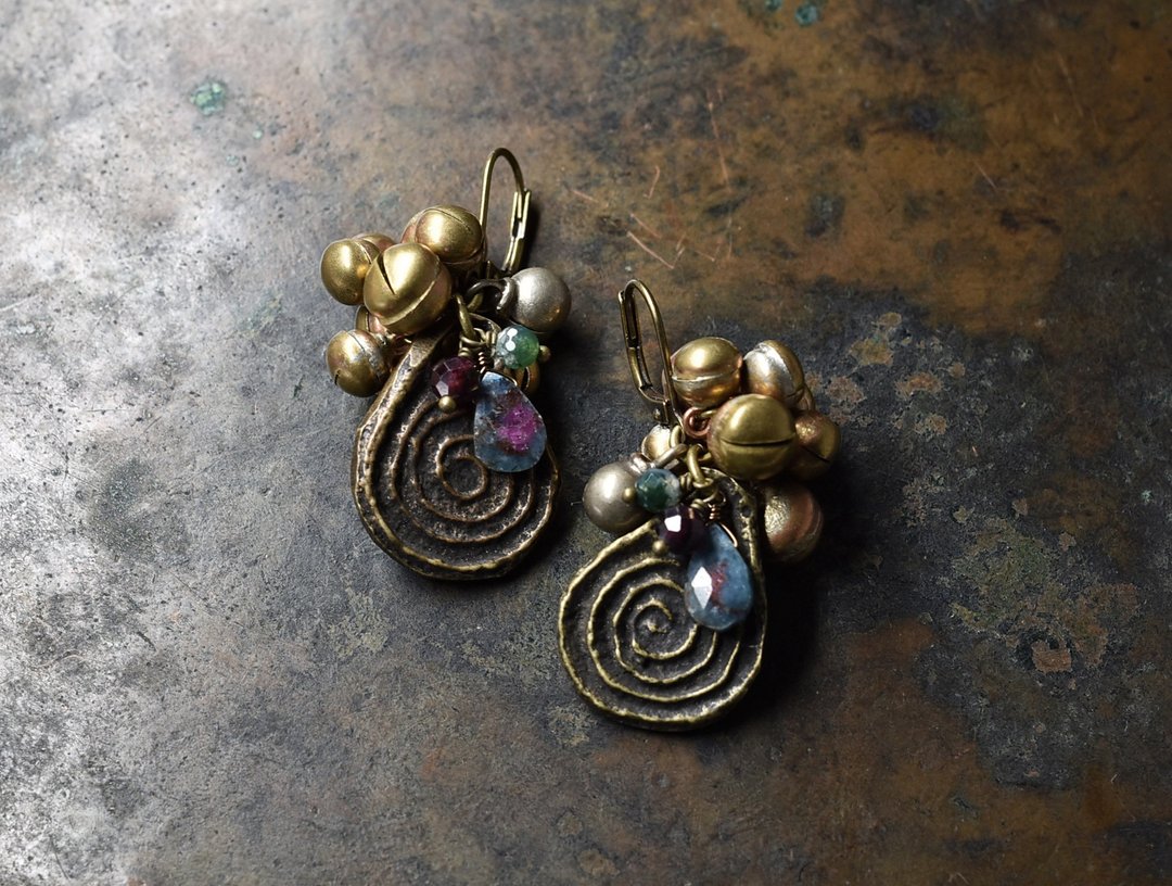 Naga swirl parts and rugged bells, ruby zoisite, garnet, moss agate earrings - 耳环/耳夹 - 其他金属 金色