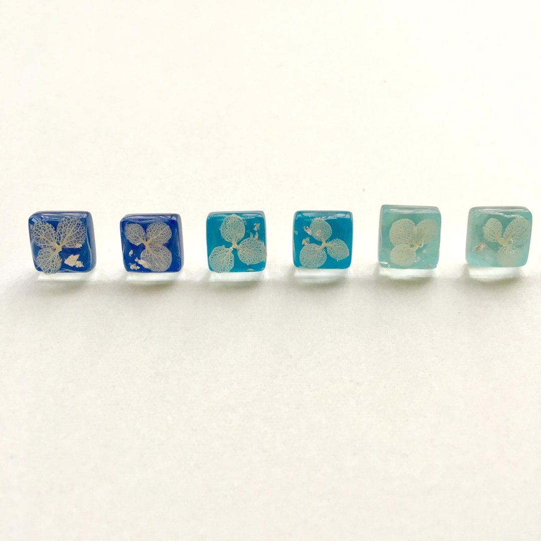 Ajisai Square Glass Earrings - 耳环/耳夹 - 植物．花 蓝色