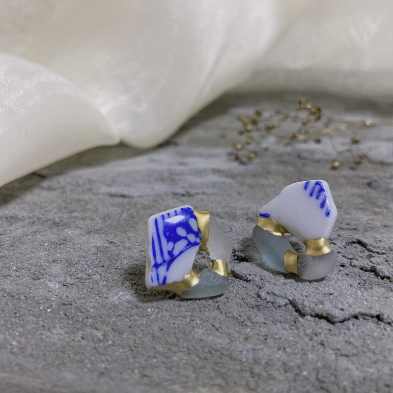 海玻璃 海陶器的金继耳针/ 耳夹【格子花】蓝色× 浅蓝色 - 耳环/耳夹 - 不锈钢 蓝色