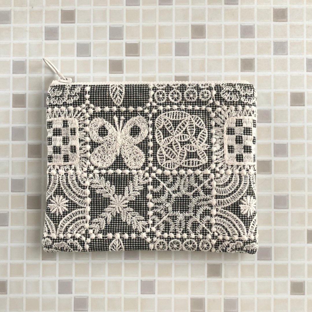 mina perhonen forest tile 刺绣手拿包 蝴蝶 手工制作 扁平收纳包 刺绣袋 - 化妆包/杂物包 - 棉 卡其色