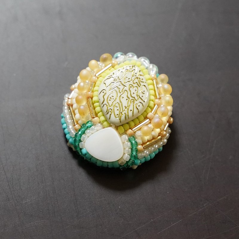 轻盈喋喋不休胸针37 珠饰刺绣胸针 黄色 金色 蓝色 - 胸针 - 塑料 黄色