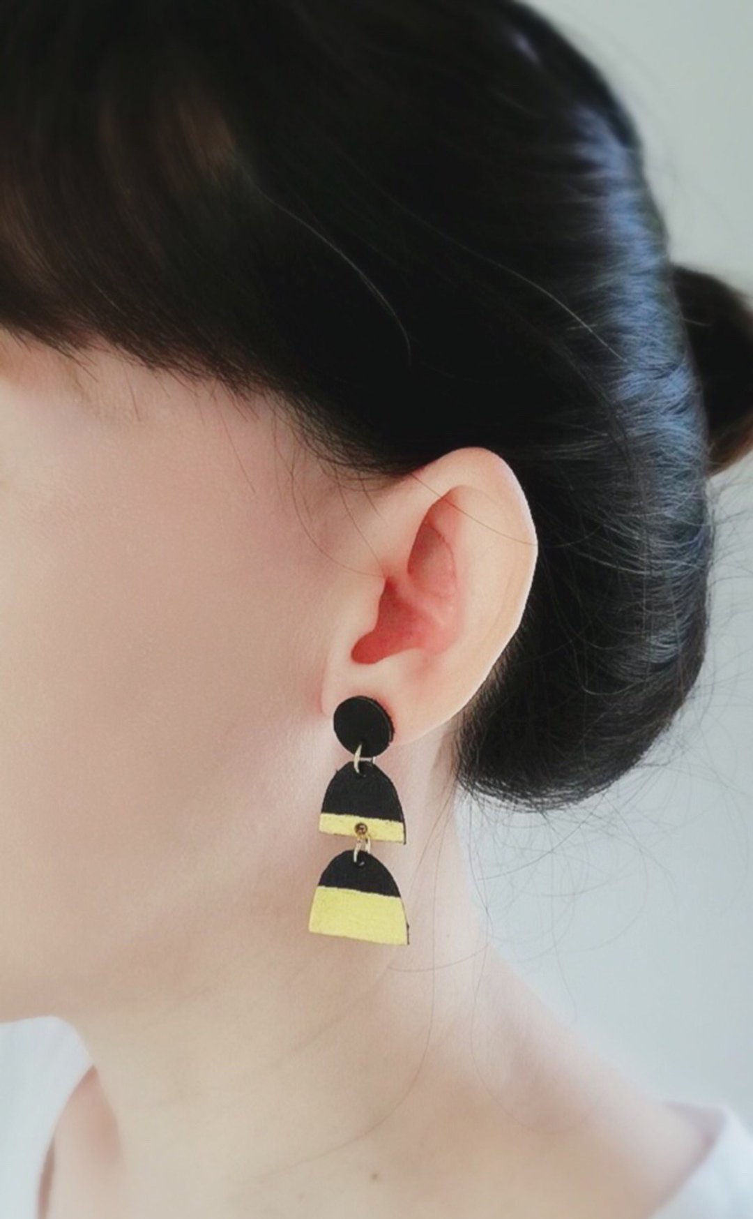 Handmade  geometric leather black and gold color - 耳环/耳夹 - 真皮 黑色