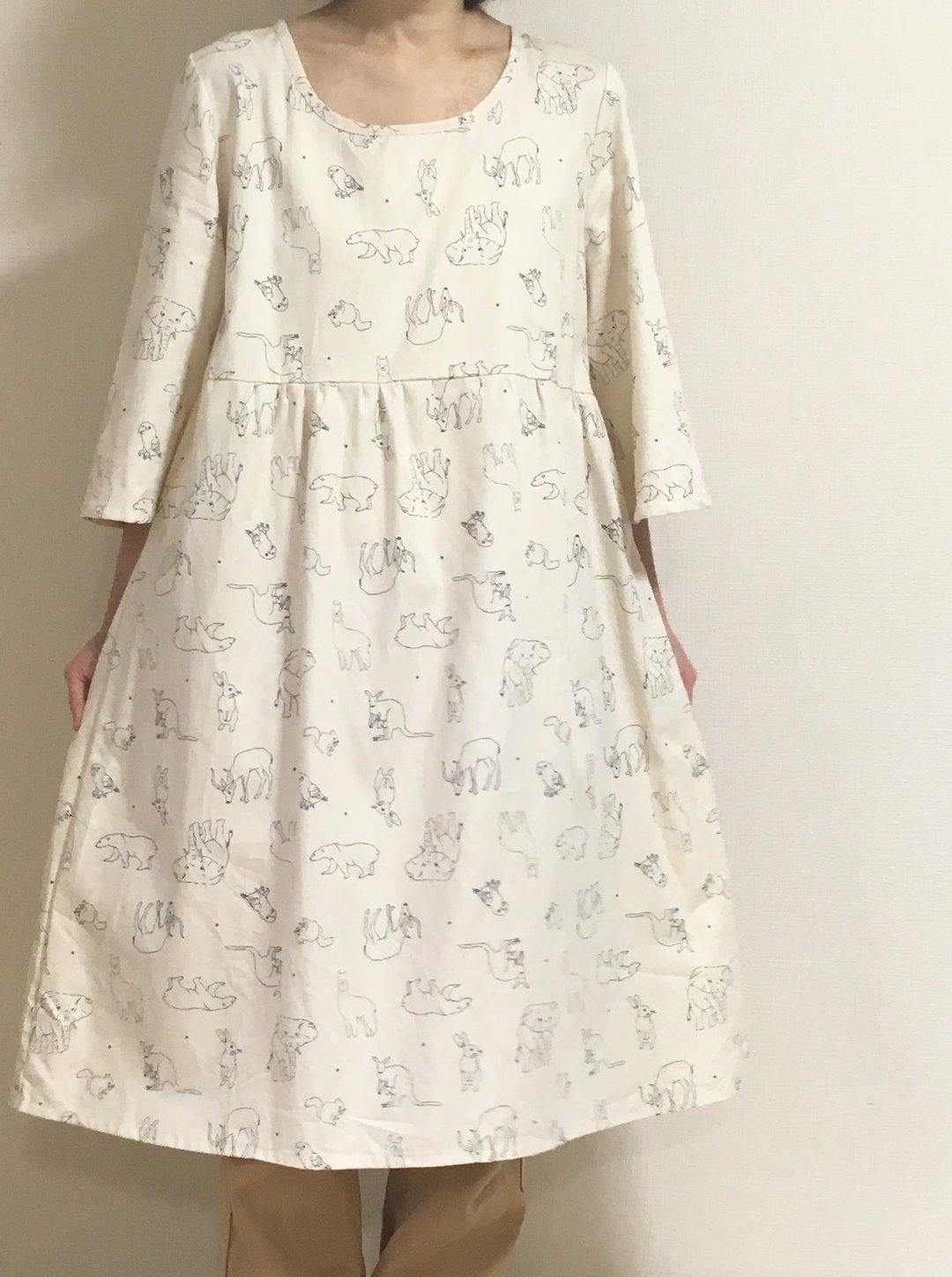 Small star and animals relaxing sleeping gathered dress one-piece round neck off white - 洋装/连衣裙 - 棉 白色