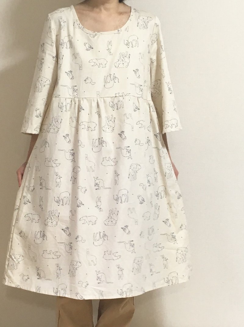 Small star and animals relaxing sleeping gathered dress one-piece round neck off white - 洋装/连衣裙 - 棉．麻 白色