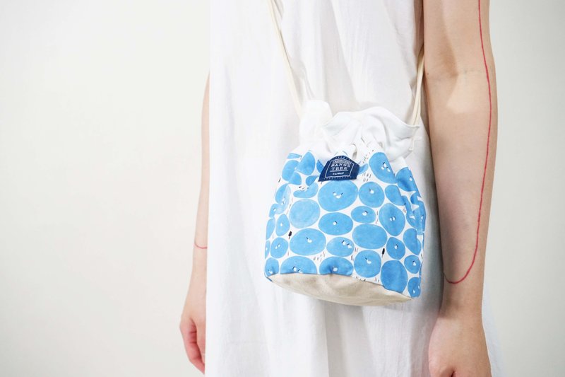 台湾动物系列布花 - 黑面琵鹭 - 经典水桶包 - 侧背包/斜挎包 - 棉．麻 蓝色