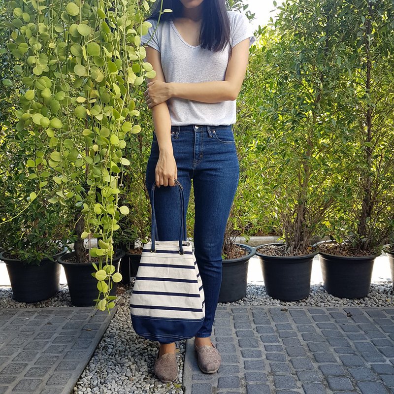 Navy Stripe Canvas Bucket Bag w/ Strap Leather Handles - 手提包/手提袋 - 棉．麻 蓝色