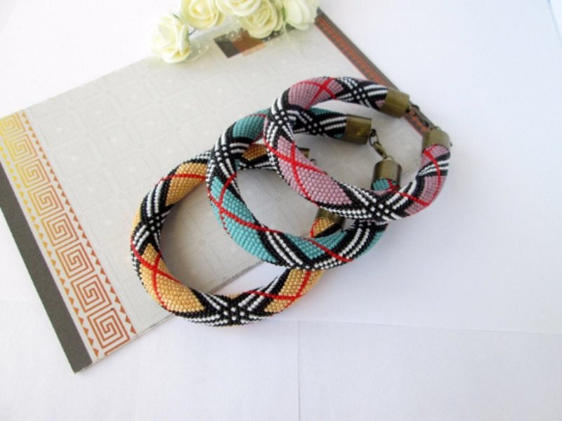 串珠格子手链 几何印花手链 米色绿松石粉 - 手链/手环 - 其他材质 