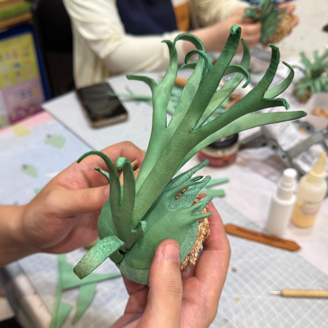 -10 月课程 一人开课/皮革拟真鹿角蕨手作课/两人同行 9 折请私讯 - 皮件 - 真皮 