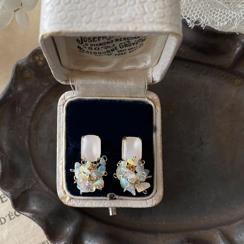 14KGF 顶级蛋白石与复古玻璃宝石荷叶边耳环 / 或不易疼痛夹式耳环 (耳针・耳夹) - 耳环/耳夹 - 宝石 白色