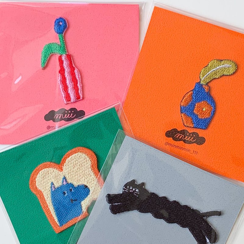 刺绣布贴 | 抖抖猫、咬一口吐司狗、花瓶两款 - 徽章/别针 - 棉．麻 多色