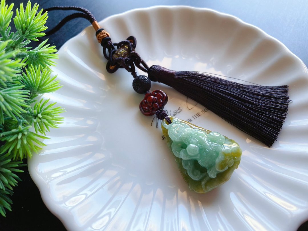 天然缅甸玉 翡翠 黄翡翘色巧雕 三脚金蟾 招财进宝 包挂 礼物 - 吊饰 - 玉石 绿色