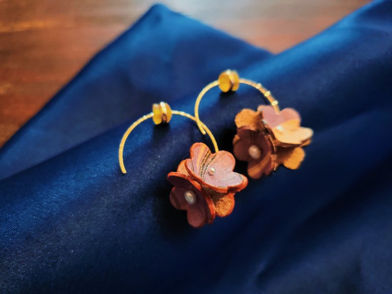 水拓染皮革花花耳环-纯银耳针 - 其他 - 真皮 多色