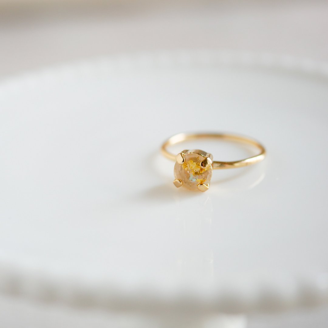 Lace flower dried flower/botanical ring - 戒指 - 树脂 黄色