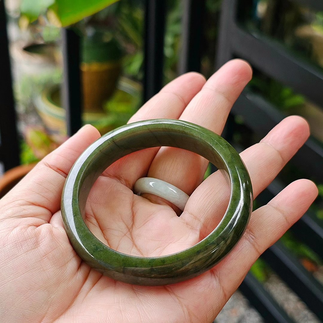 缅甸翡翠手镯，马绿色，椭圆形设计，A货等级，自然纹路，内径 55.2 毫米。 - 手链/手环 - 玉石 绿色