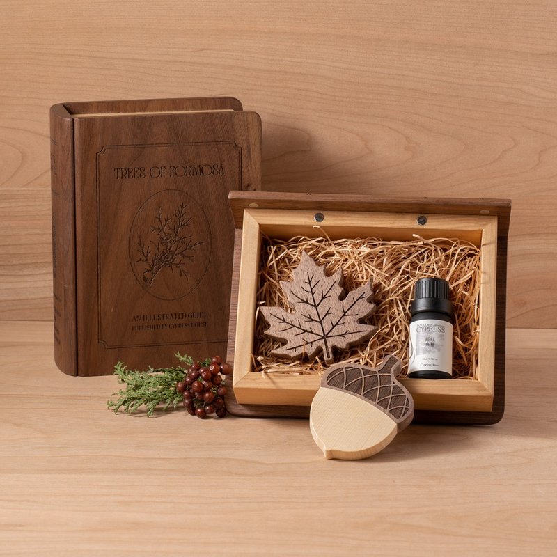 黑胡桃森之实车用扩香木精油礼盒 枫叶橡果 车夹吊饰(附纸袋) - 香薰/精油/线香 - 木头 咖啡色