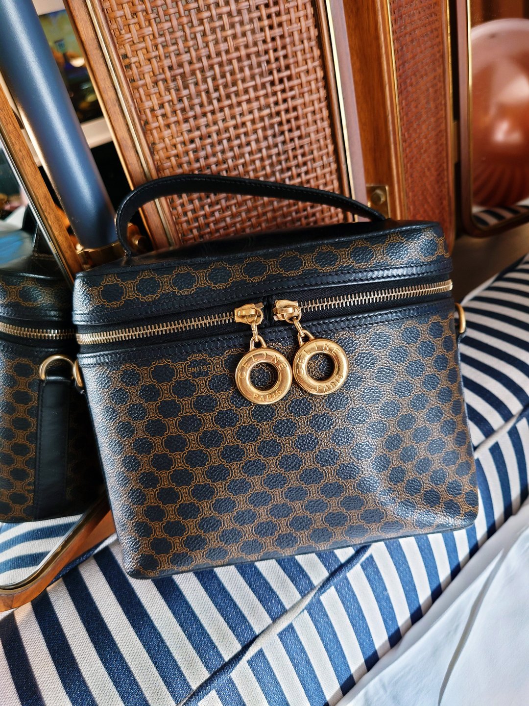 中古包 CELINE 甜甜圈黑花化妆包化妆袋斜背包斜挎包手拿包单肩包 - 侧背包/斜挎包 - 防水材质 黑色