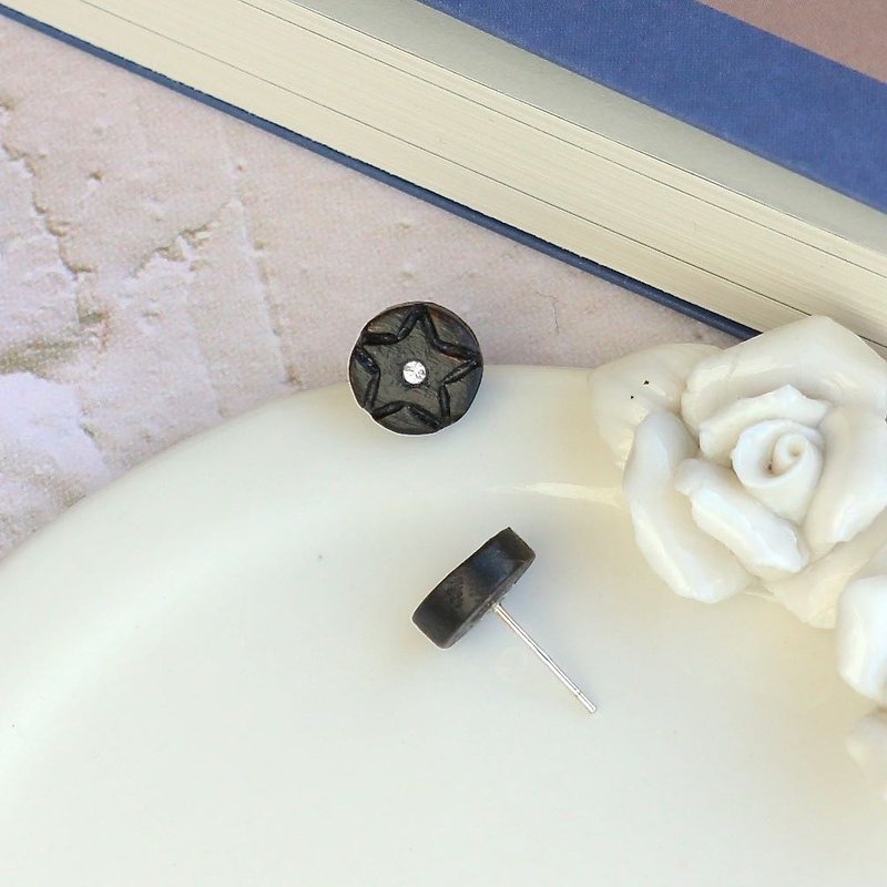 星 手工原木 圆形耳环 纯银耳针 单只 礼物订制 - 耳环/耳夹 - 木头 咖啡色