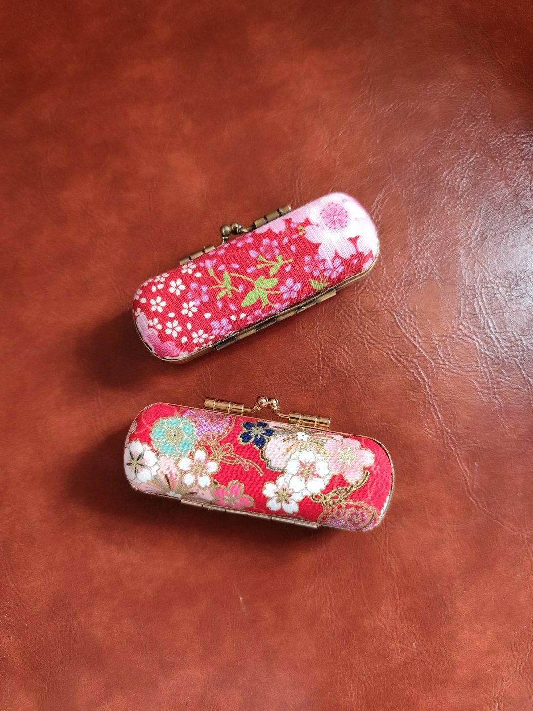 口金印章盒/桃粉花/烫金红黑花 - 收纳用品 - 棉 红色