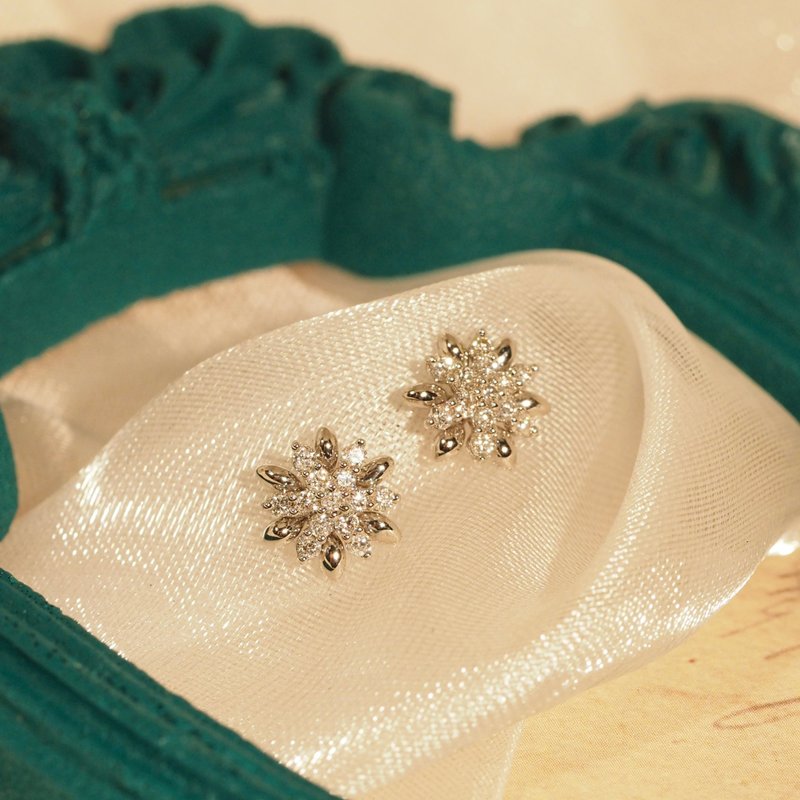 18K金钻石花片耳环 18K Gold Diamond Floralflakes Earrings - 耳环/耳夹 - 贵金属 