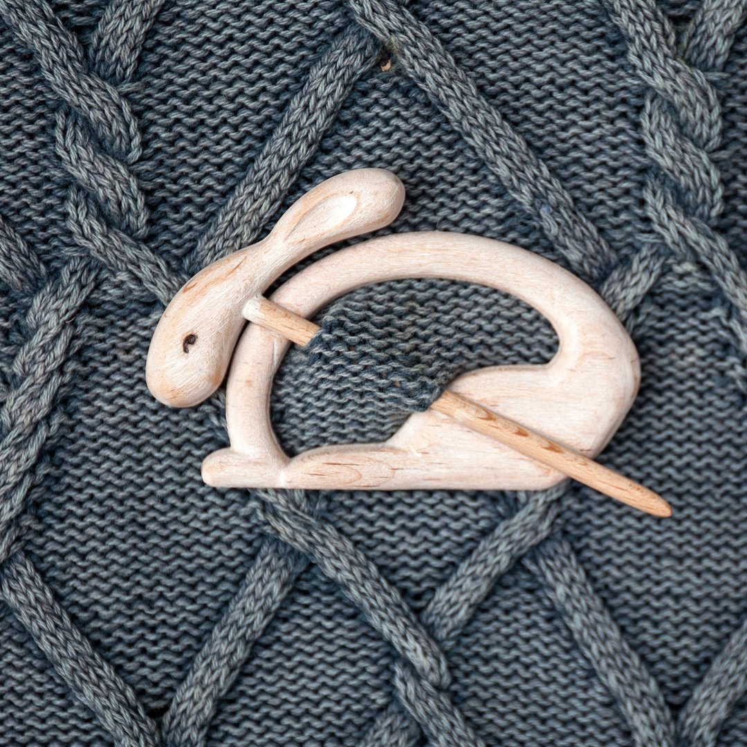brooch hare - 胸针 - 木头 