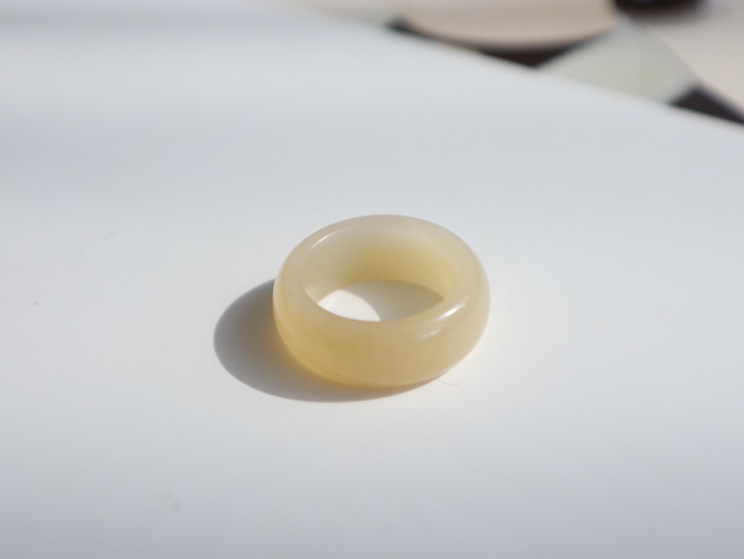 天然新疆糖料和田玉戒指指环 颜色美 纯手工雕刻 内直径18mm - 戒指 - 玉石 