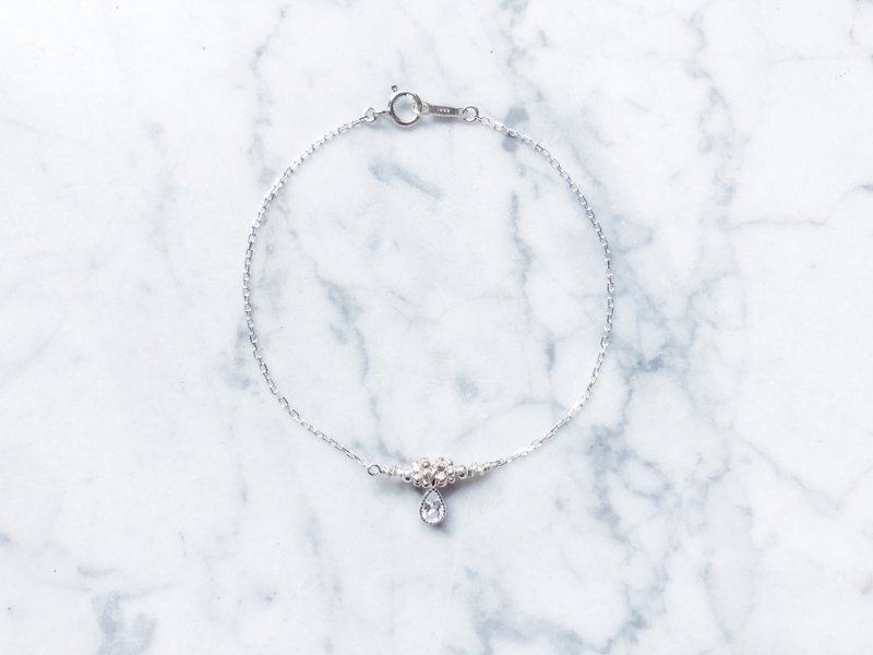 :;银雪蕾丝系列::银雪蕾丝冰滴(经典款)  微光零感 纯银手链 - 手链/手环 - 银 