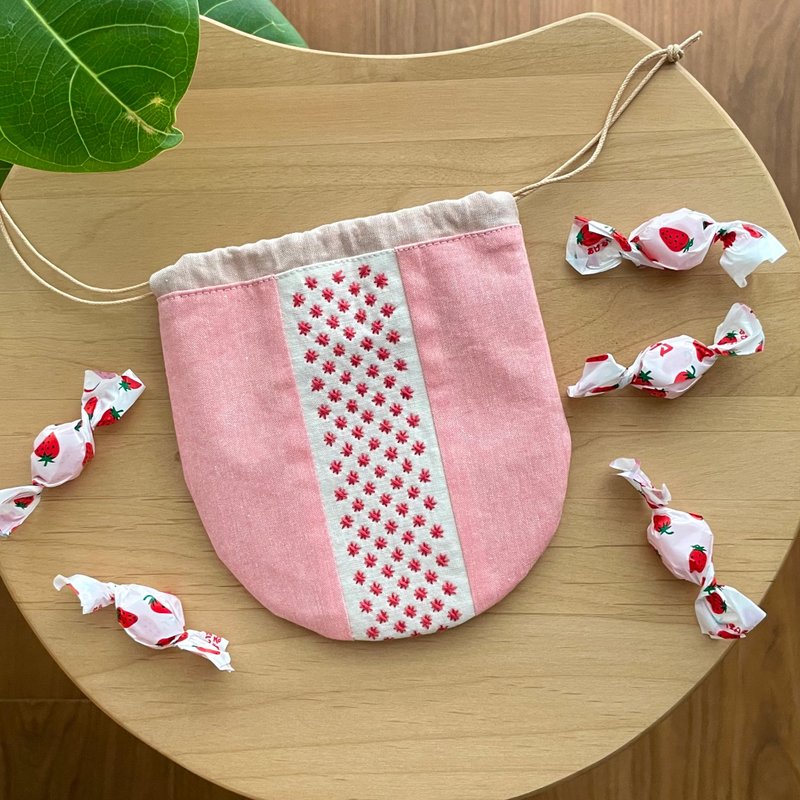 草莓牛奶色刺子绣迷你圆筒束口袋 红色 粉色 刺绣 小物收纳 礼物 生日礼物 圣诞礼物 可爱 护唇膏套 面纸化妆包 - 化妆包/杂物包 - 棉．麻 红色