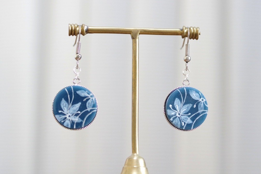 树脂艺术 圆形耳环・白花・钴蓝色 - 耳环/耳夹 - 树脂 蓝色