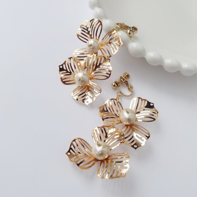 Metal flower breathing in the wind Earrings - 耳环/耳夹 - 其他金属 金色