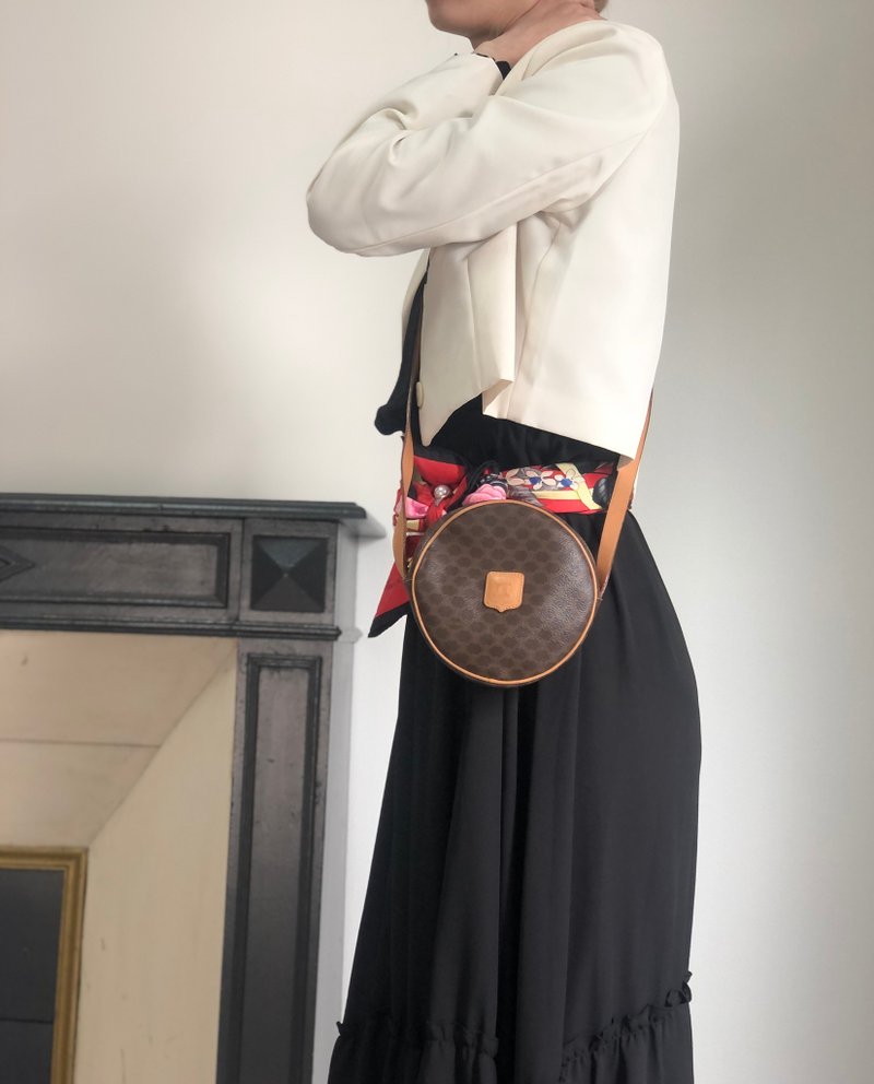 【 VintageShop solo 日本直送中古包专卖店 】CELINE  સελિન 马卡龙 (Macadam) 肩背包 棕色 压印饰纹 PVC 皮革 圆形 vintage teecbu - 侧背包/斜挎包 - 防水材质 咖啡色