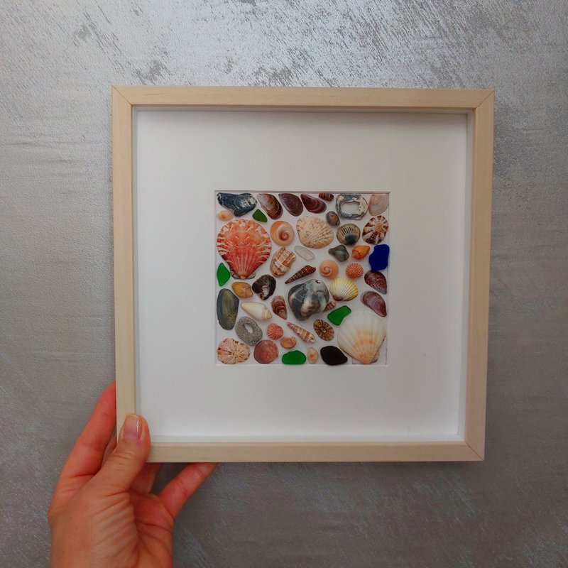 Collage of seashells and sea glass in a shadow box. Framed Art, Sea Glass Art. - 墙贴/壁贴 - 其他材质 多色