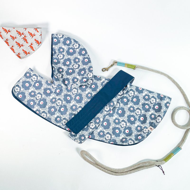 【现货】 青白小花 深蓝防水布,M_41,毛孩斗蓬雨衣,双面可穿 - 衣/帽 - 棉．麻 黄色