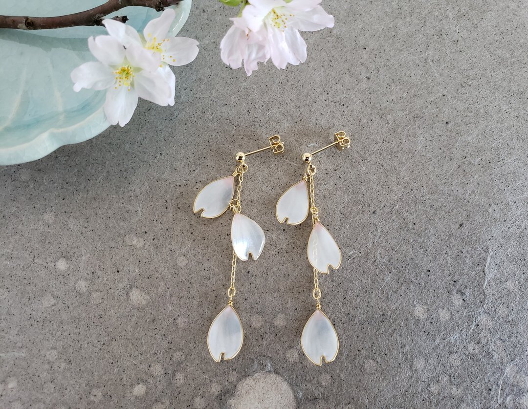 cheery blossoms petal piecerced earrings or clip-on earrings (large) - 耳环/耳夹 - 树脂 粉红色