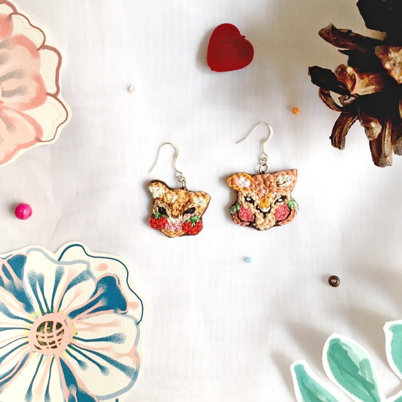 Little animal with secret fruit embroidery earrings - 耳环/耳夹 - 绣线 