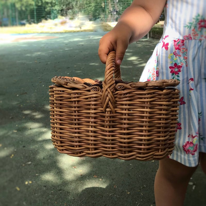 Kids picnic basket.  Baby shower gift basket. Flower girl basket. - 玩具/玩偶 - 环保材料 咖啡色