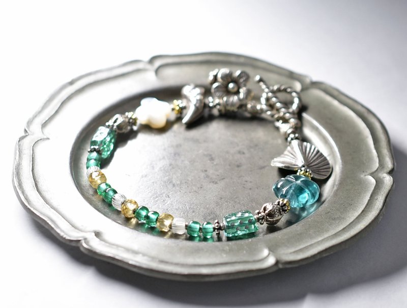 三叶草萤石与白蝶贝、骰子串珠、醋栗、绿色串珠、黄水晶、植物与小鸟卡伦银的手链 - 手链/手环 - 玻璃 绿色