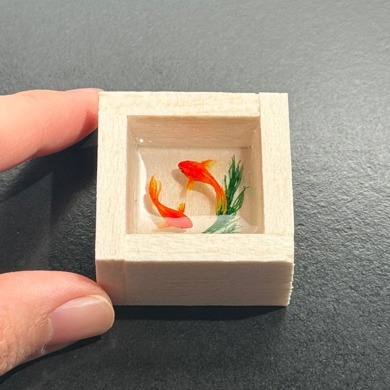 微型金鱼在微型盒子里游泳 - 摆饰 - 树脂 
