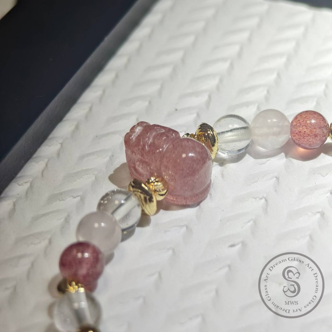 【Dream Crystal Art】恬绪时光 - 草莓晶貔貅粉白水晶手串 - 手链/手环 - 半宝石 粉红色